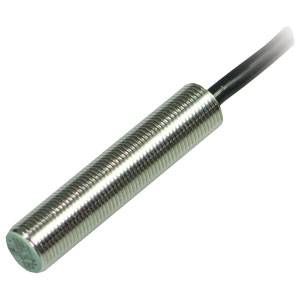 Een cilindrische inductieve sensor van metaal met een zwart kabel, die wordt gebruikt voor het detecteren van metalen objecten.