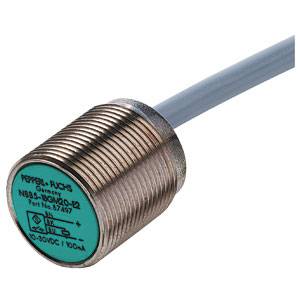 Sensor met metalen behuizing en kabel; Label toont 'Pepperl+Fuchs', model 'NBB8-18GM50-E2', spanning '10-30VDC'.