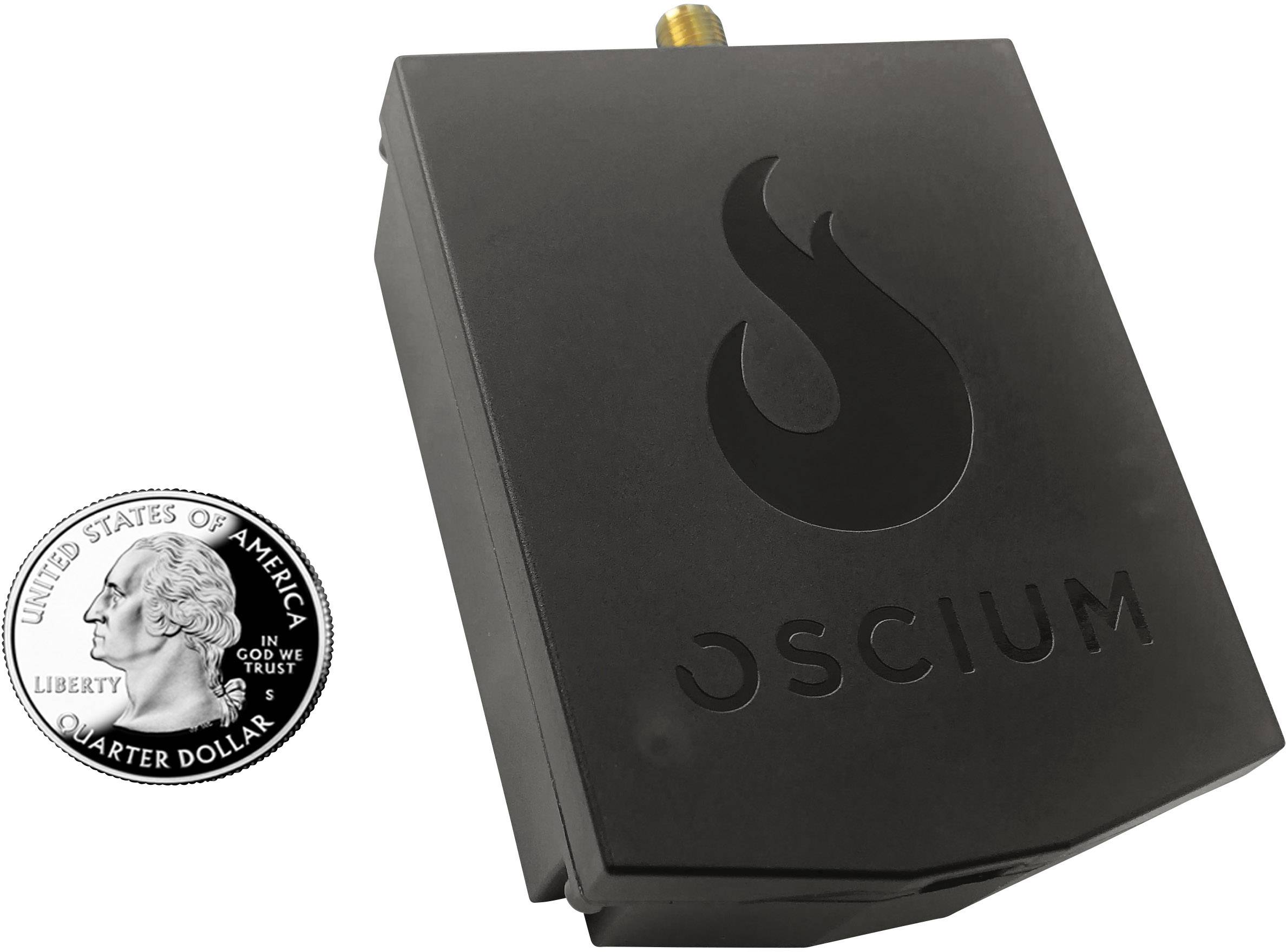 Een zwart elektronisch apparaat met het logo van een gestileerd vuur en de tekst 'Oscium' naast een US-25-cent-munt ter grootte-vergelijking.
