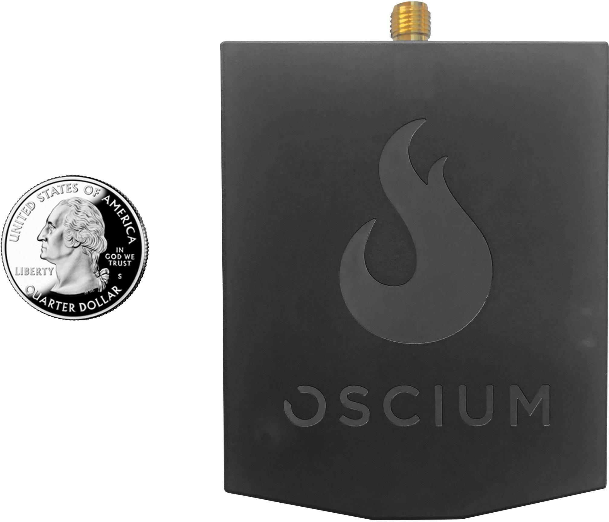 Zwart apparaat met vlamsymbool en de tekst 'OSCIUM'; ernaast een Amerikaanse kwartdollar als maatverwijzing.