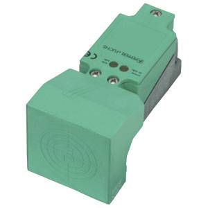 Een rechthoekige, groene sensor met schroefbevestigingen, geschikt voor industriële toepassingen voor objectdetectie.