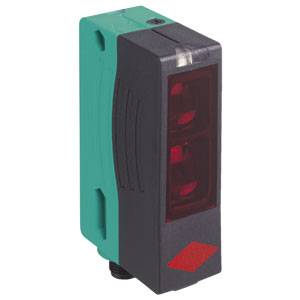 Een rechthoekige, tweekleurige sensor met een groen behuizing en een zwart frontdeel, met twee rode lichtvensters voor detectie.