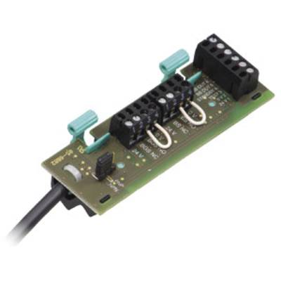 Groene elektronische printplaat met zwarte connectoren en kabels. Gebruikt voor elektrische schakelingen of apparaatverbindingen.