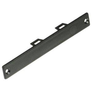 Een zwart, rechthoekig metalen onderdeel met twee gaten aan de uiteinden en drie uitstekende bevestigingsoren in het midden.
