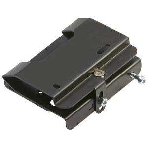 Zwarte beugel met schroeven, bedoeld voor bevestiging aan een object. Functioneel en industrieel design, vierkante vorm.