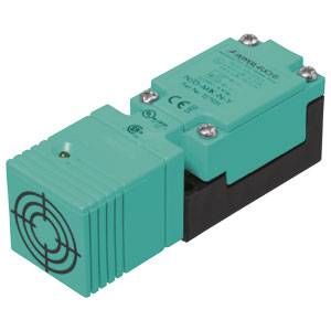 Een rechthoekige, turquoise elektrische schakelaar met ventilatieroosterontwerp en CE-markering. Gebruikt in elektrische besturingssystemen.