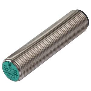 Een cilindrische, metalen nabijheidssensor met een gegroefde oppervlakte. Markeringen op de voorzijde wijzen op technische specificaties.