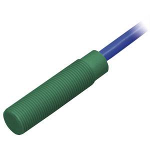Groene, cilindevormige sensor met een geribde oppervlakte, verbonden met een blauw kabel.
