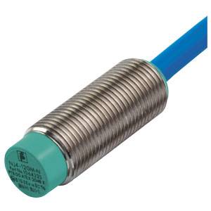 Een cilindrische nabijheidssensor van metaal met een blauw kabel voor objectdetectie in industriële toepassingen.