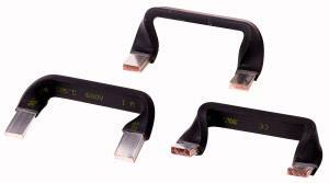 Drie zwarte, gebogen metalen strips met koperen uiteinden en gele opschriften, mogelijk elektrische busbar-systemen.