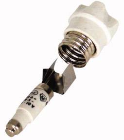 Keramische zekering met afgeschroefde bovenkant, toont metalen contacten. Gebruikt in elektrische zekeringkasten voor het onderbreken van stroomkringen.