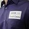 Persoon in donkerblauw shirt draagt een naamplaatje met de tekst 'Visitor newell brands David Casey'.
