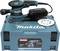 Makita slijpmachine, model BO5041J, geplaatst op een koffer. Een schuurpapier met gaten ligt ernaast.