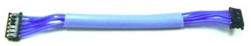Een blauw plat lint kabel met stekkerverbindingen aan beide uiteinden, waarschijnlijk geschikt voor de aansluiting van elektronische componenten.