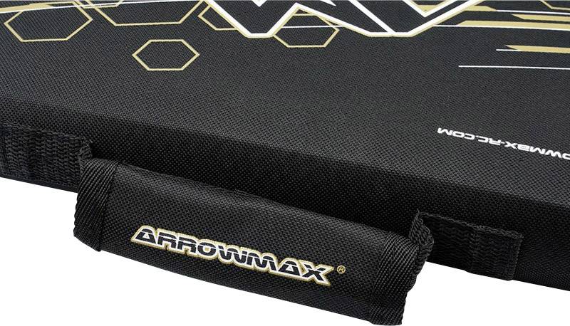 Zwarte tas met handgreep en 'ARROWMAX' logo in witte en gouden tekst. Zeshoekig patroon op de tas, modern vormgegeven.