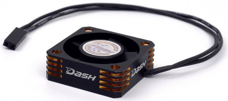 Kleine computerventilator met zwarte behuizing en 'Dash'-logo, verbonden met een kabel en stekker voor stroomvoorziening.