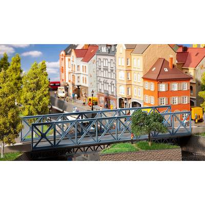 Stedelijk model met kleurrijke huizen, een brug en figuren; idyllische scène met bomen en auto's, toont stedelijk leven.