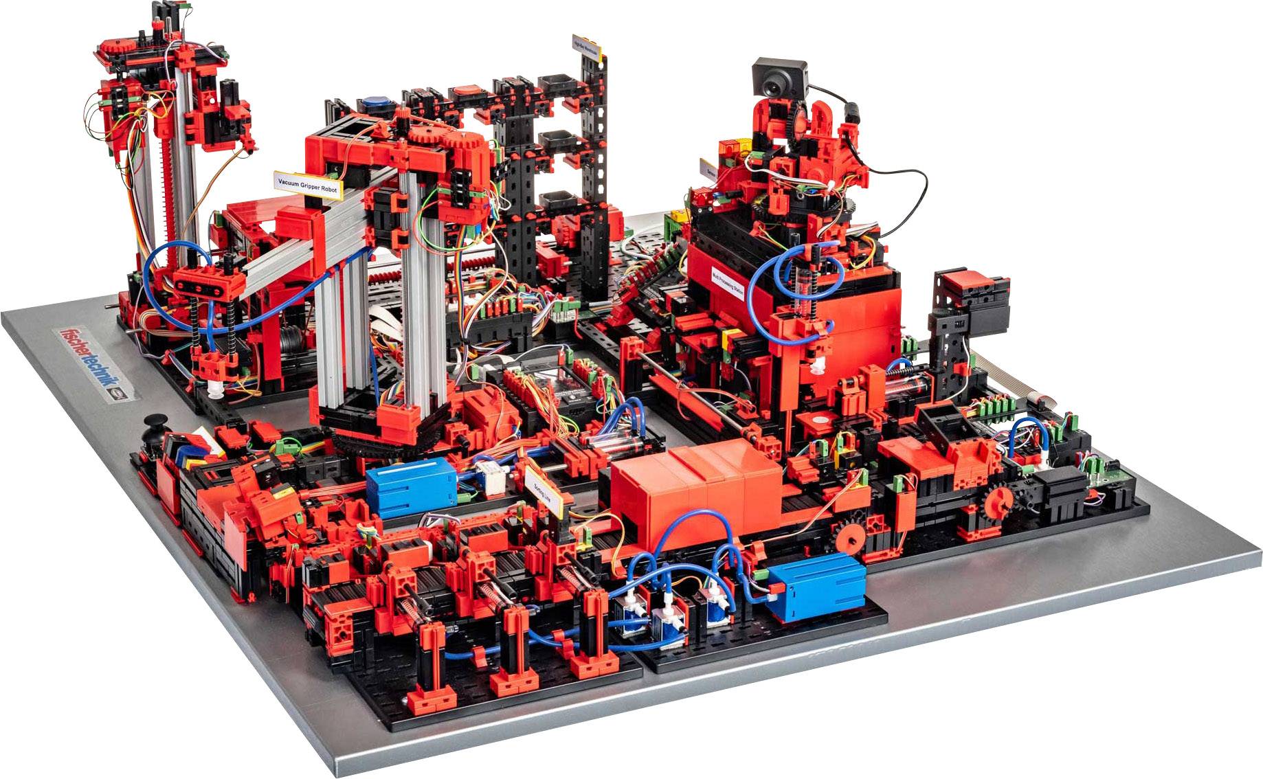 Een futuristische modelfabriek van rode en zwarte bouwstenen toont complexe productie-installaties met mechanische en digitale componenten.