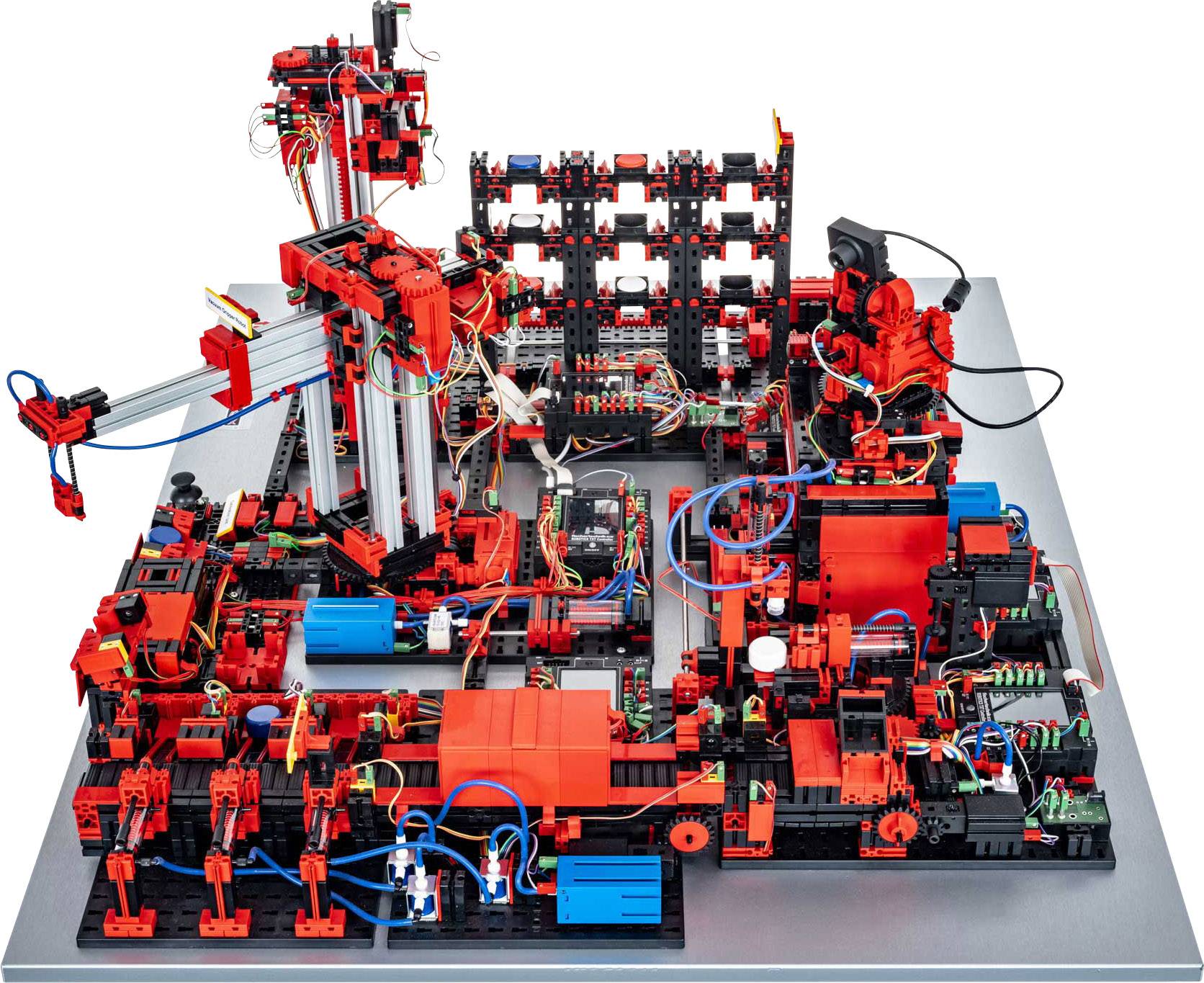 Een complex model van een fabriekinstallatie met rode en zwarte bouwstenen en draden, dat automatiseringsprocessen voorstelt.