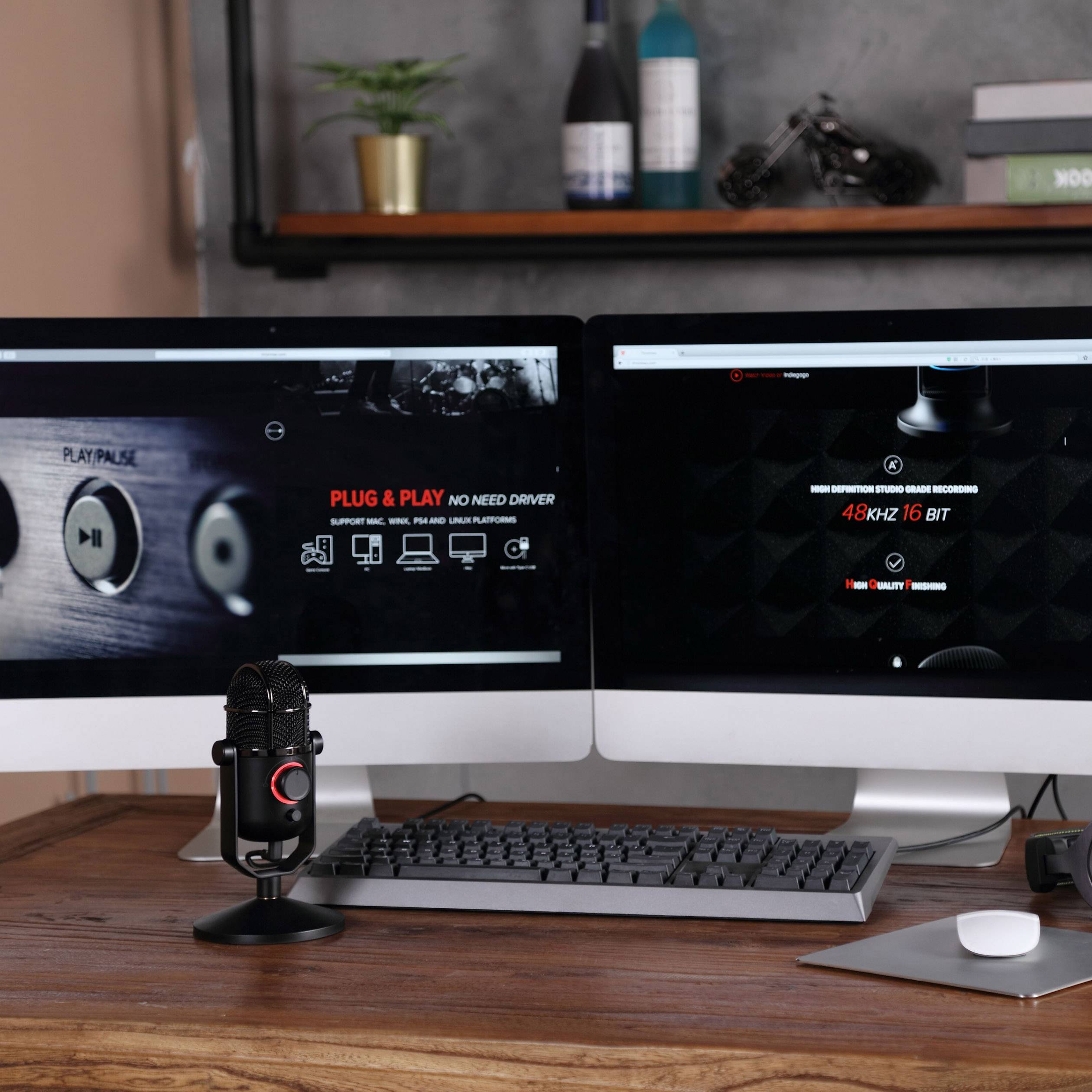 Twee monitoren op een bureau tonen pagina's van microfoonproducten. Een microfoon staat ervoor. Op de achtergrond planken met boeken.
