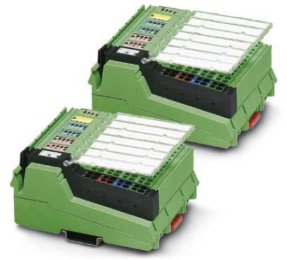 Twee groene, elektronische apparaten met modulaire componenten en aansluitingen. Ze zijn stapelbaar en hebben gekleurde sleuven.