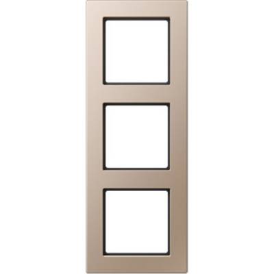 Drievoudige metalen frame in bronskleur voor lichtschakelaars of stopcontacten.