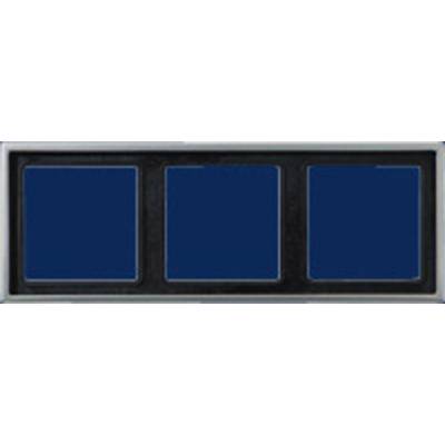 Drie lege, naast elkaar geplaatste blauwe deuren of panelen in een donker frame.