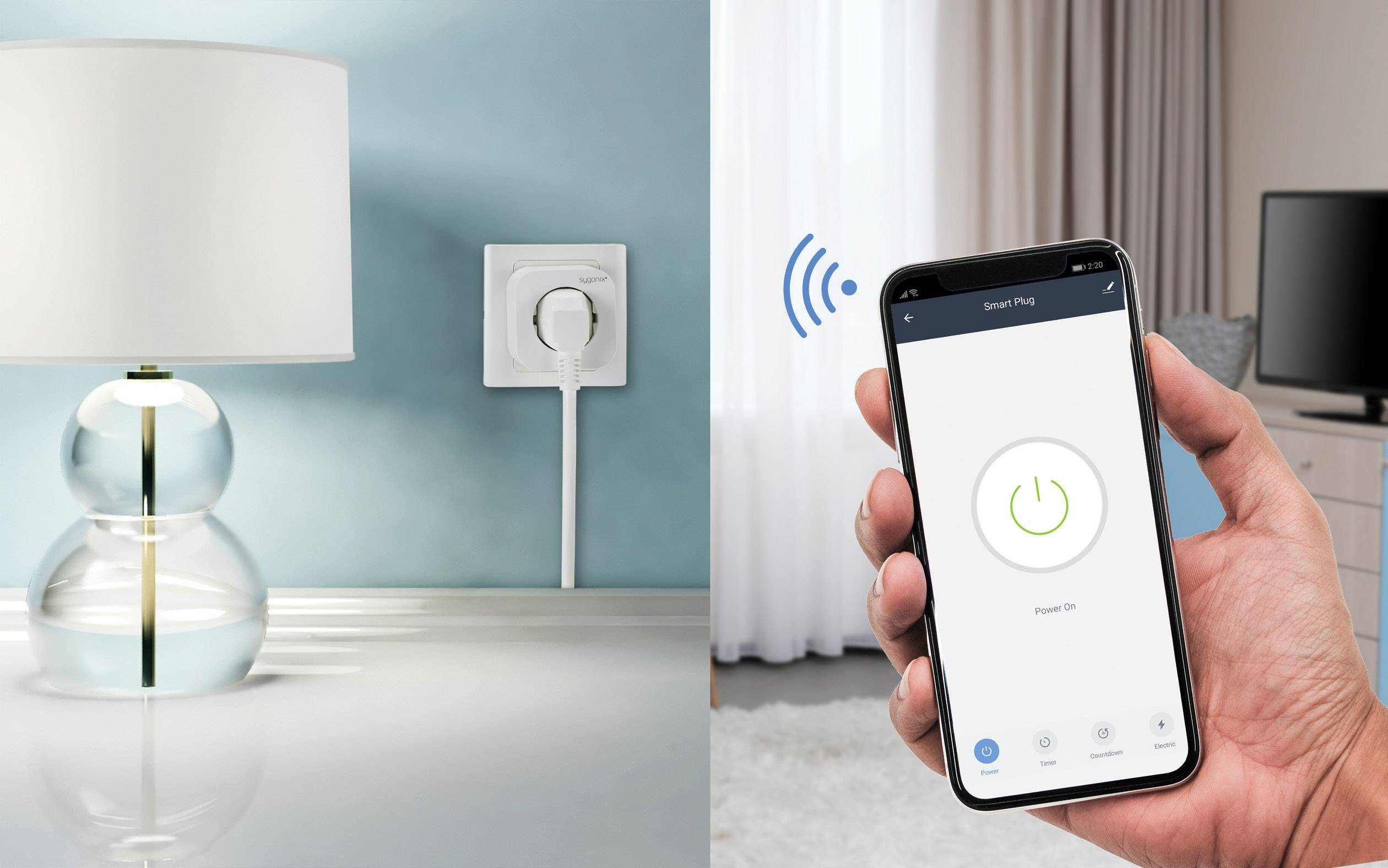 Een hand houdt een smartphone vast met een app die een slimme stekkerdoos bestuurt. Op de achtergrond is een tafellamp aangesloten.
