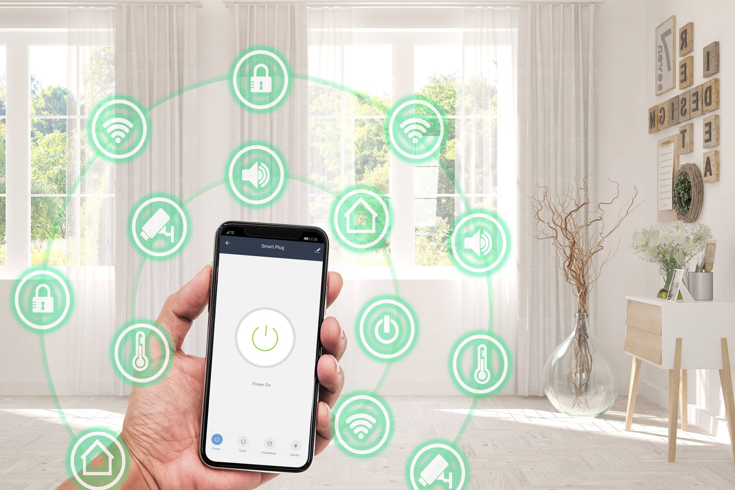 Een hand houdt een smartphone vast met een Smart Home-app in een lichte woonkamer. Symbolen omringen de telefoon en tonen verbonden apparaten.