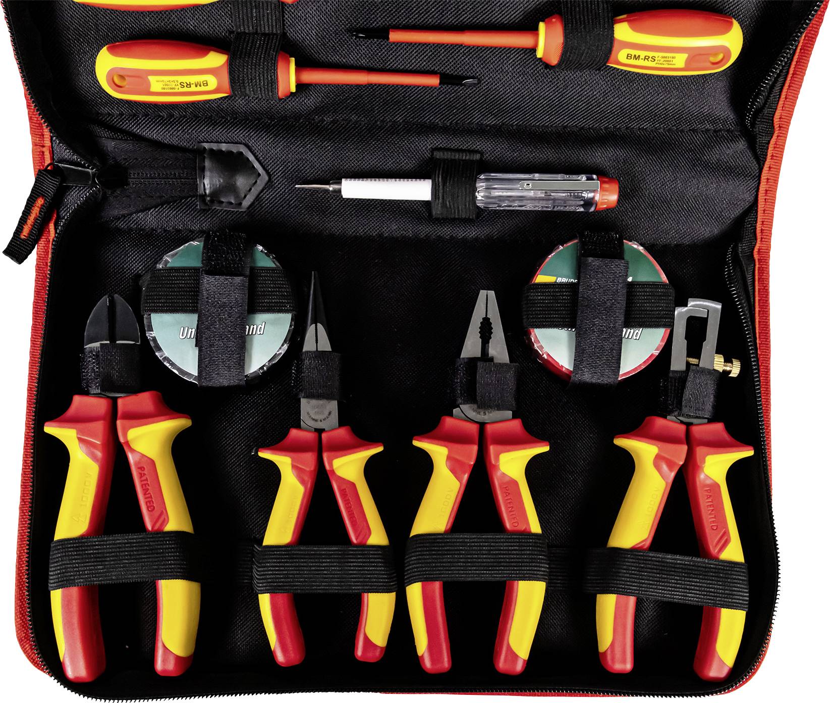 Gereedschapsset met geïsoleerde tangen, schroevendraaiers en kabelknippers in een zwarte tas met rode accenten.