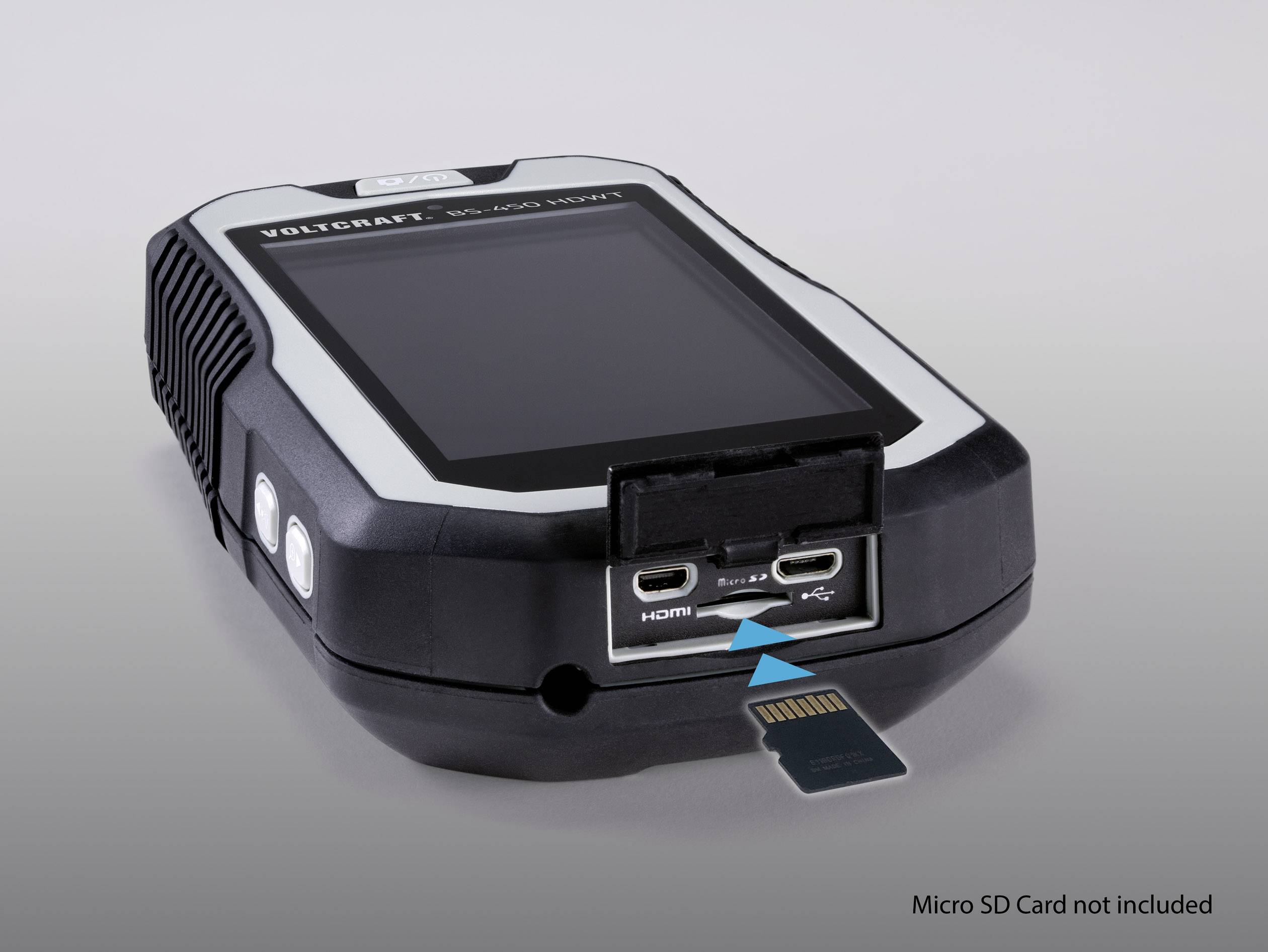 De afbeelding toont een draagbaar diagnoserapparaat met een scherm en HDMI- en USB-C-aansluitingen, met een Micro-SD-kaart die ervoor wordt geplaatst. Kaart niet inbegrepen.