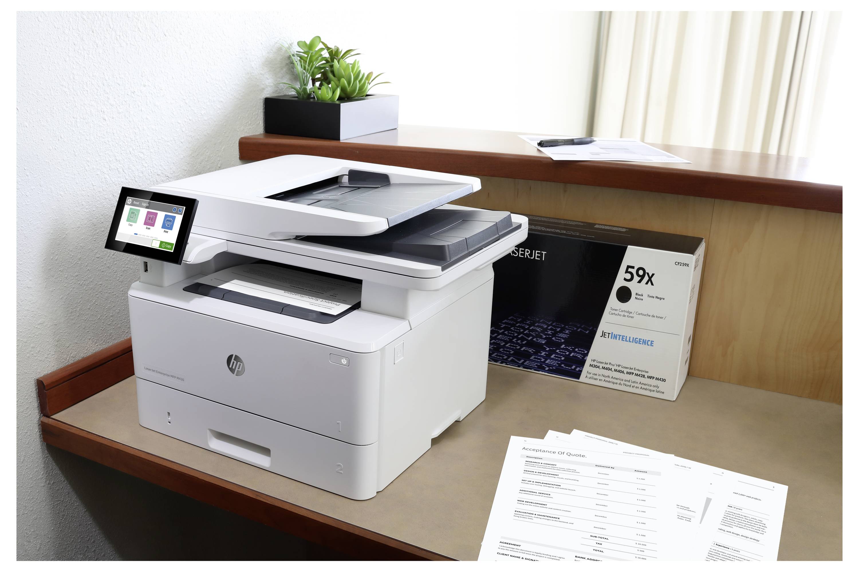 Witte HP multifunctionele printer op een bureau met touchscreen-display, scanneerbak open, papier in de bak en documenten op het oppervlak naast een printercartridgedoos.
