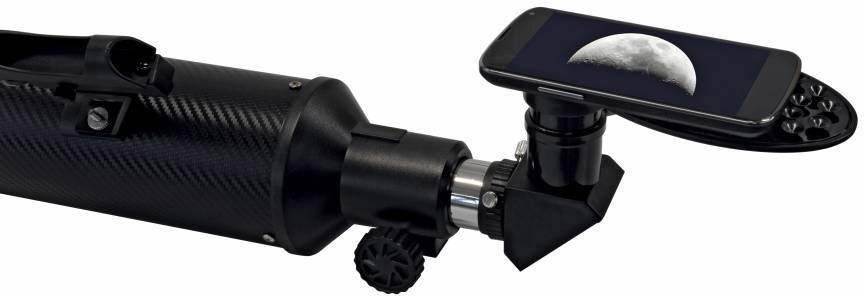 Een telescoop met een smartphone-adapter toont een beeld van de maan op het smartphonescherm.