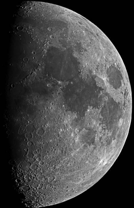 Beeld van de maan in het eerste kwartier, toont kraters en Mare op het oppervlak. Duidelijk contrast tussen licht en donker waarneembaar.