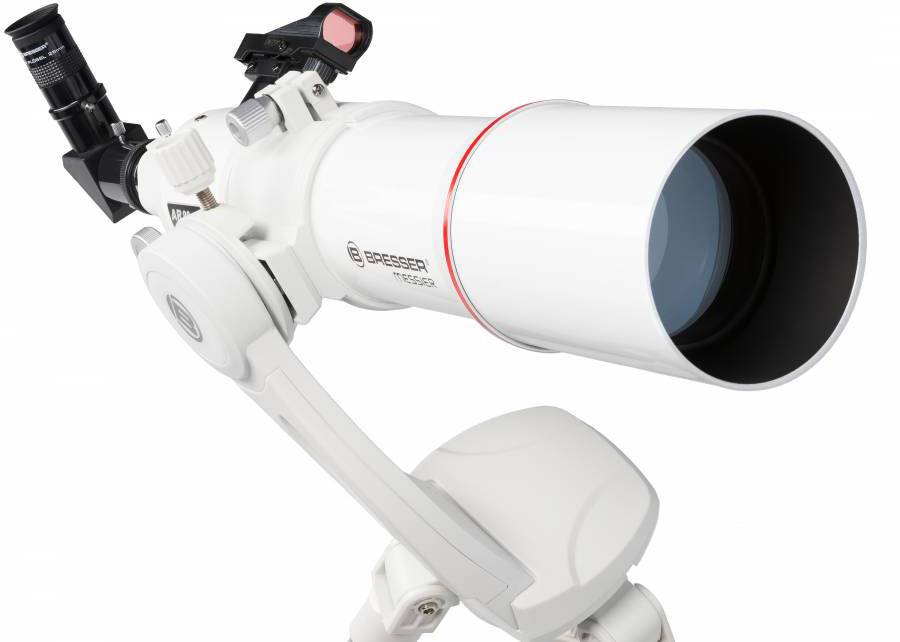 Witte telescoop met grote lens en zoeker bovenop, gemonteerd op een statief. Merknaam zichtbaar aan de zijkant.