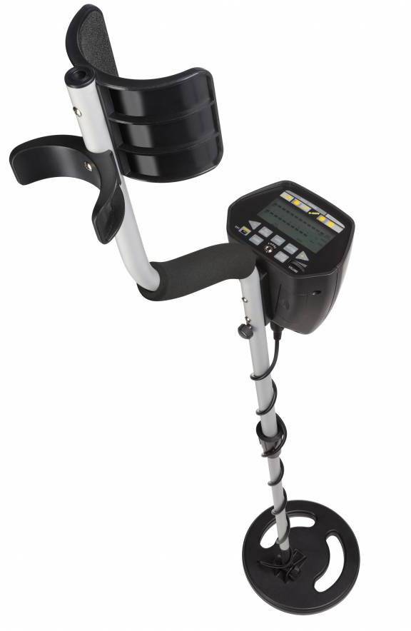 Een zwarte metaaldetector met een ronde zoekschijf, ergonomische handgreep en digitaal display; afgebeeld onder een schuin bovenaanzicht.