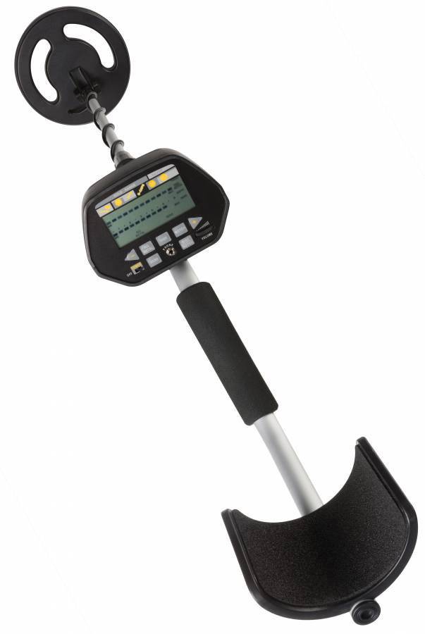 Een metaaldetector met LCD-scherm op een lange steel, geschikt voor het zoeken naar metalen voorwerpen in de grond.