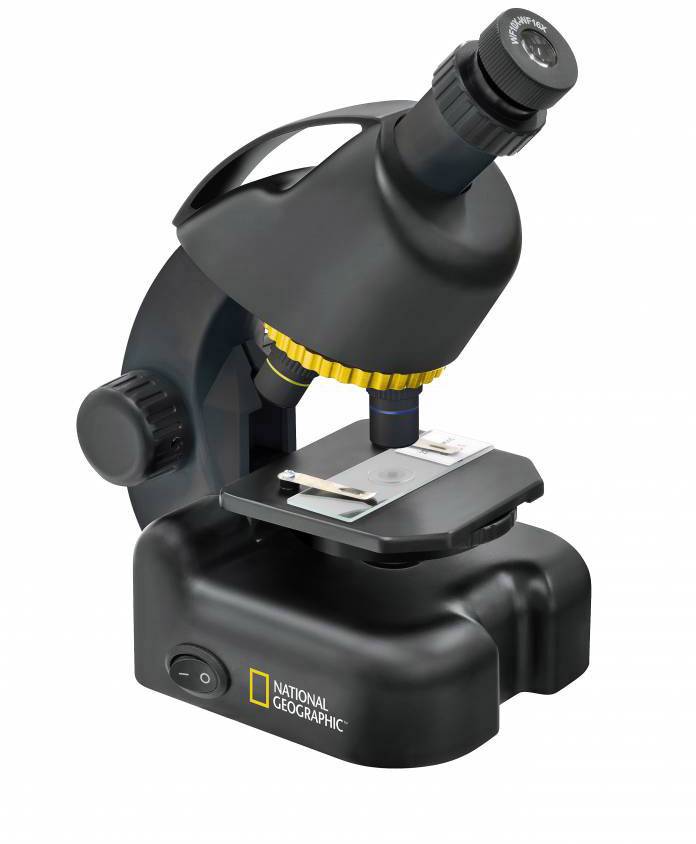 Zwarte microscoop met gele focusseringsinrichting en objectdragerhouder, gemerkt met 'National Geographic'.
