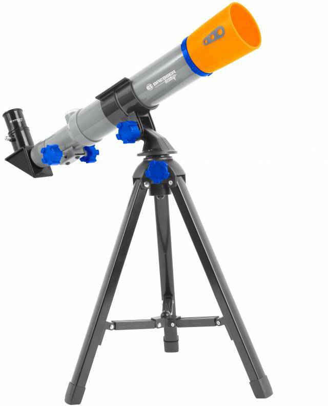 Een eenvoudige, grijze telescoop met een oranje lens, gericht op een zwart statief. Geschikt voor astronomische waarnemingen.