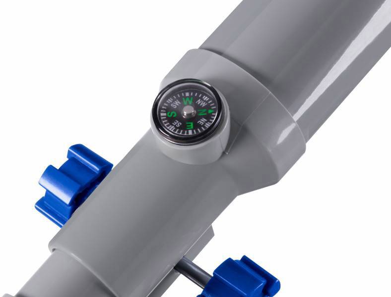 Grijze buis met een klein kompas erop, ernaast zijn blauwe klemmen bevestigd. Het kompas geeft de windrichtingen aan.