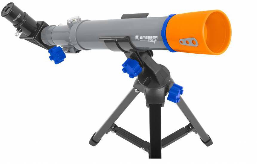 Een grijs en oranje telescoop op een zwart statief, klaar voor astronomische waarnemingen.