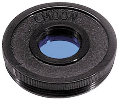 Een ronde zwarte cameralens met een geribde rand en een blauwe glazen inzet in het midden, liggend op een witte oppervlakte.