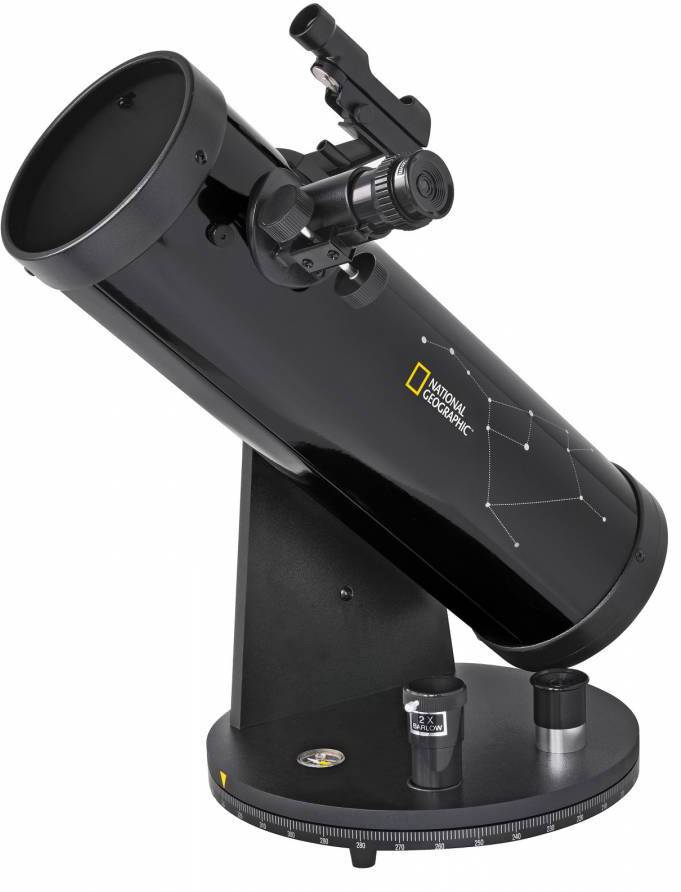 Zwarte telescoop op een stevige standaard met zoeker en merklogo, geschikt voor astronomie-enthousiastelingen.