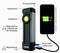 Een zaklamp is via een Micro-USB-kabel verbonden met een smartphone. Tekst: 'Aan-/Uitschakelaar', 'Hoofdlamp', 'Werkverlichting', 'Magnetische bevestigingsclip', 'Magnetische voet'.