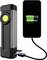 Een zaklamp met USB-aansluiting laadt een smartphone op, waarvan het scherm een gedeeltelijk opgeladen groene batterij weergeeft.