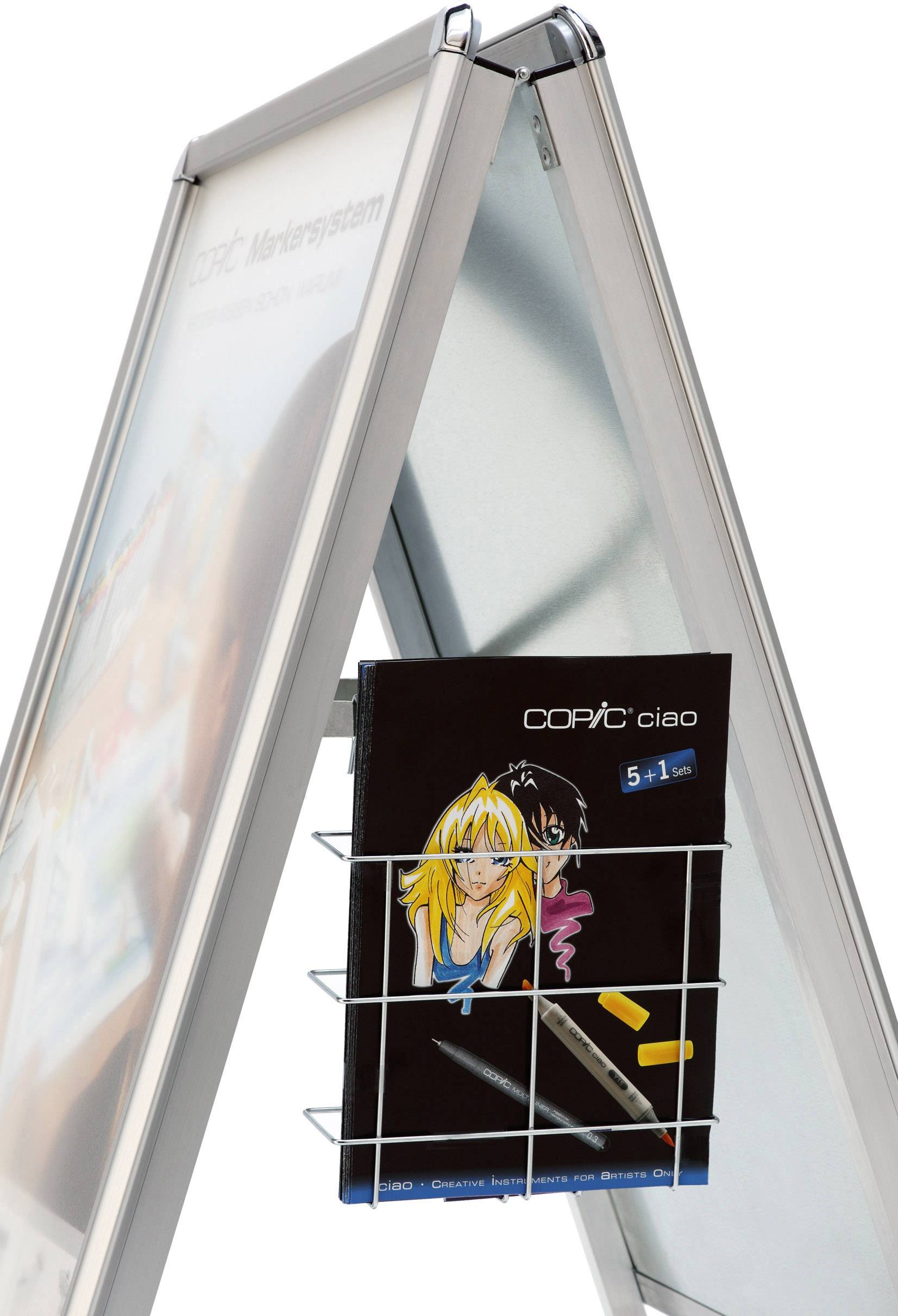 Een metalen reclamebord met een advertentieposter, aan de zijkant een brochurehouder gevuld met 'COPIC ciao'-folders. Ideaal voor promotionele doeleinden.