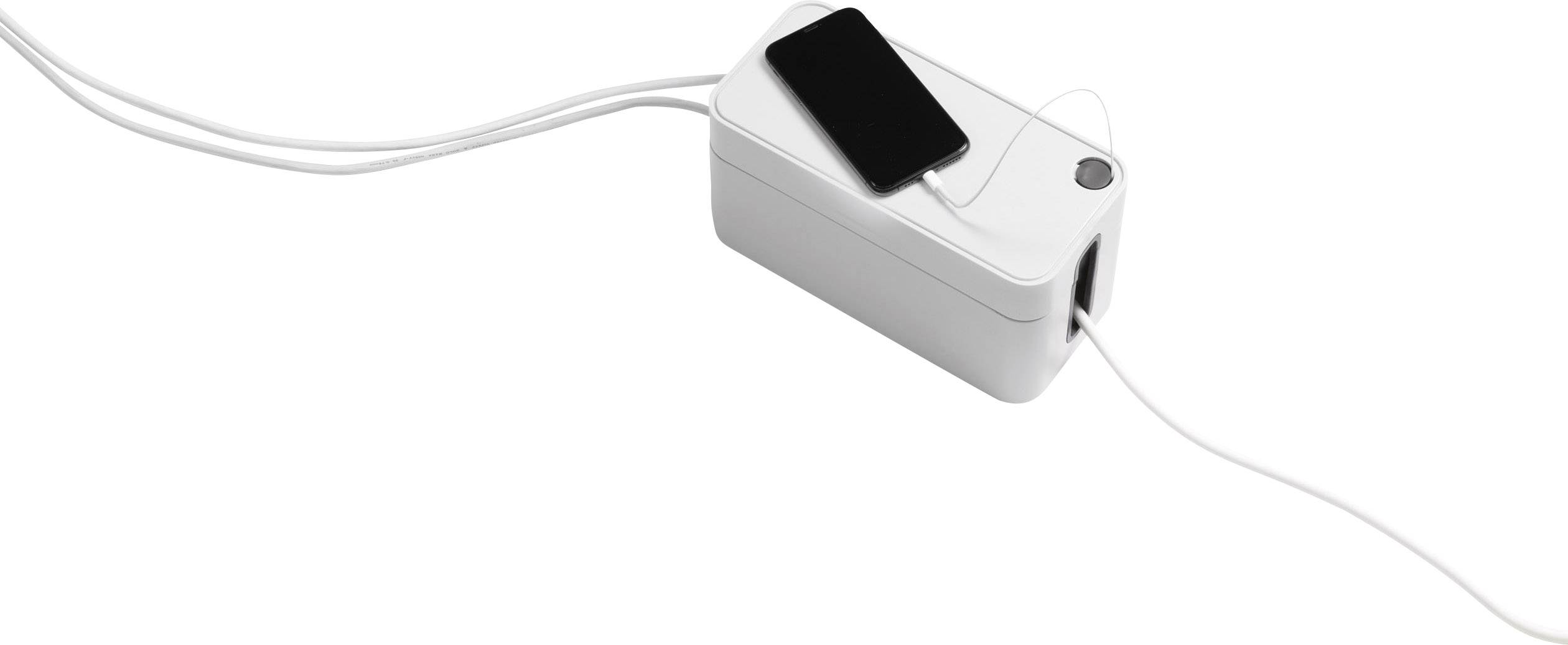 Een witte kabelorganizer met meerdere kabels. Op de organizer ligt een zwarte smartphone die aan het opladen is via een kabel.