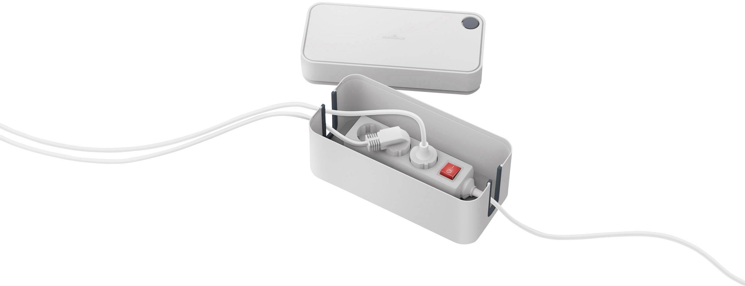 Op de afbeelding is een geopende kabelbox te zien met meerdere aangesloten stekkers en een kabelbeheerssysteem.