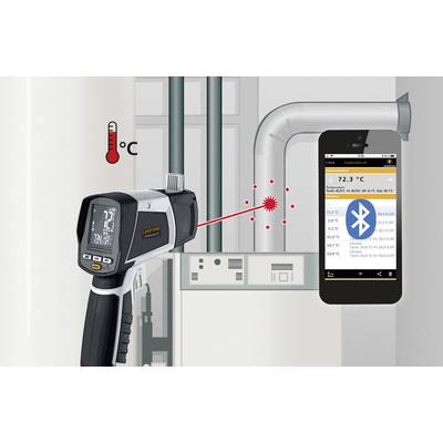 Infrarood-thermometer meet temperatuur van een buis, toont 72,3 °C op smartphonedisplay. Bluetooth-verbinding weergegeven.