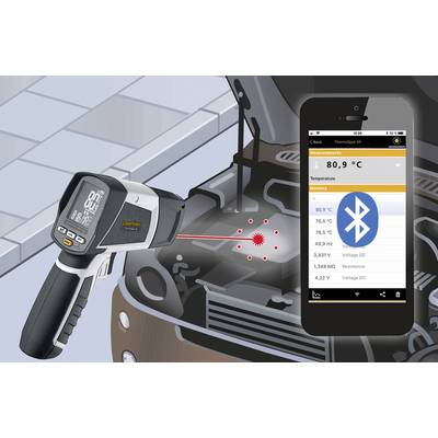Een infrarood-thermometer meet de motortemperatuur van een auto, terwijl een smartphone de gemeten gegevens via Bluetooth weergeeft.